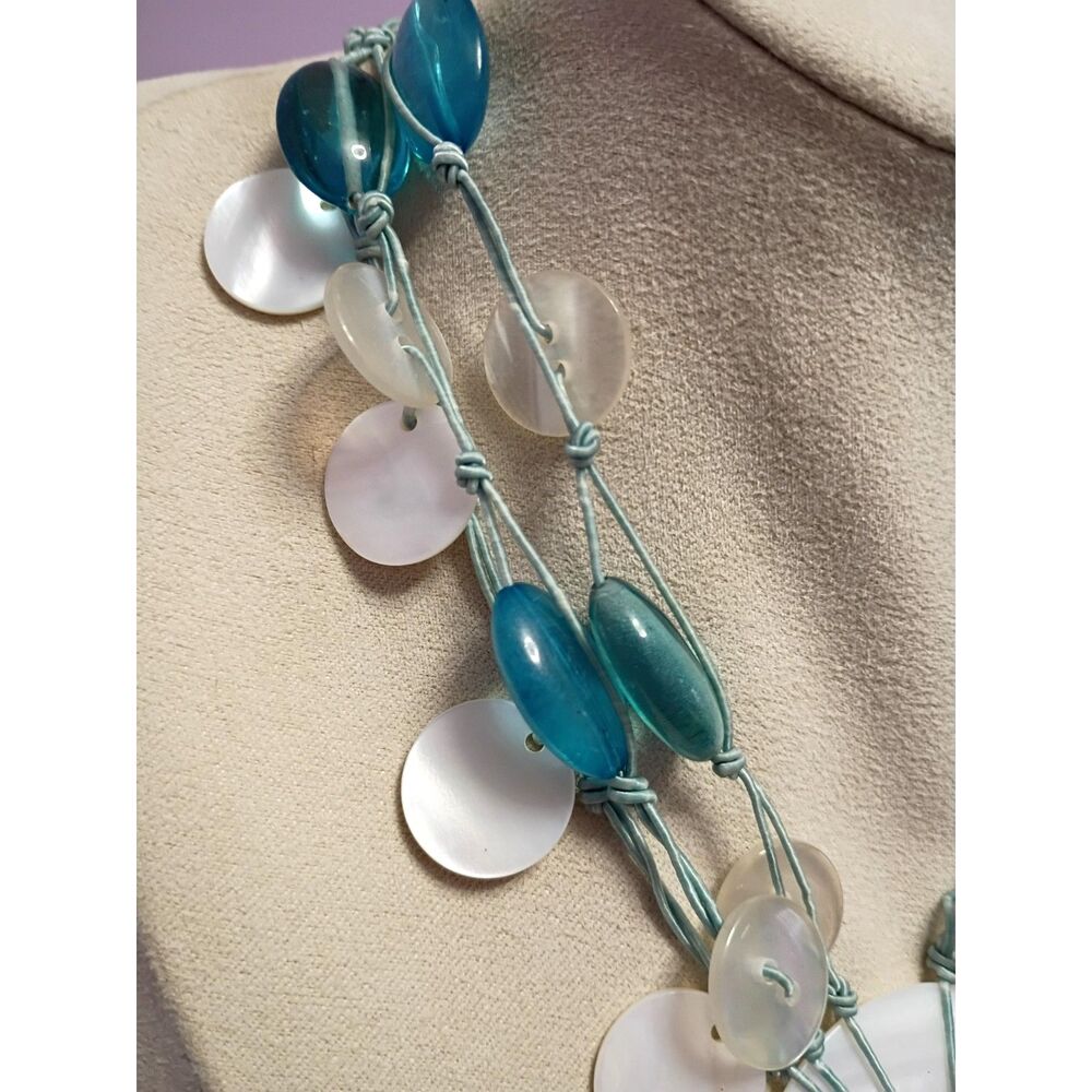 Vintage Avon 2005, Fun Necklace of Turquoise Glass beads with MOP Shell Pendant - Picture 3 of 5